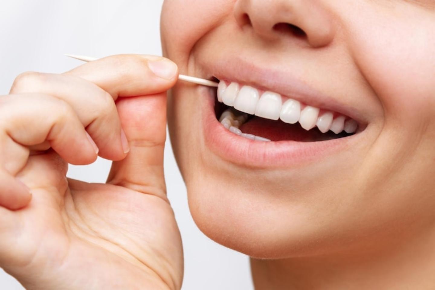 Bahaya Sering Menggunakan Tusuk Gigi