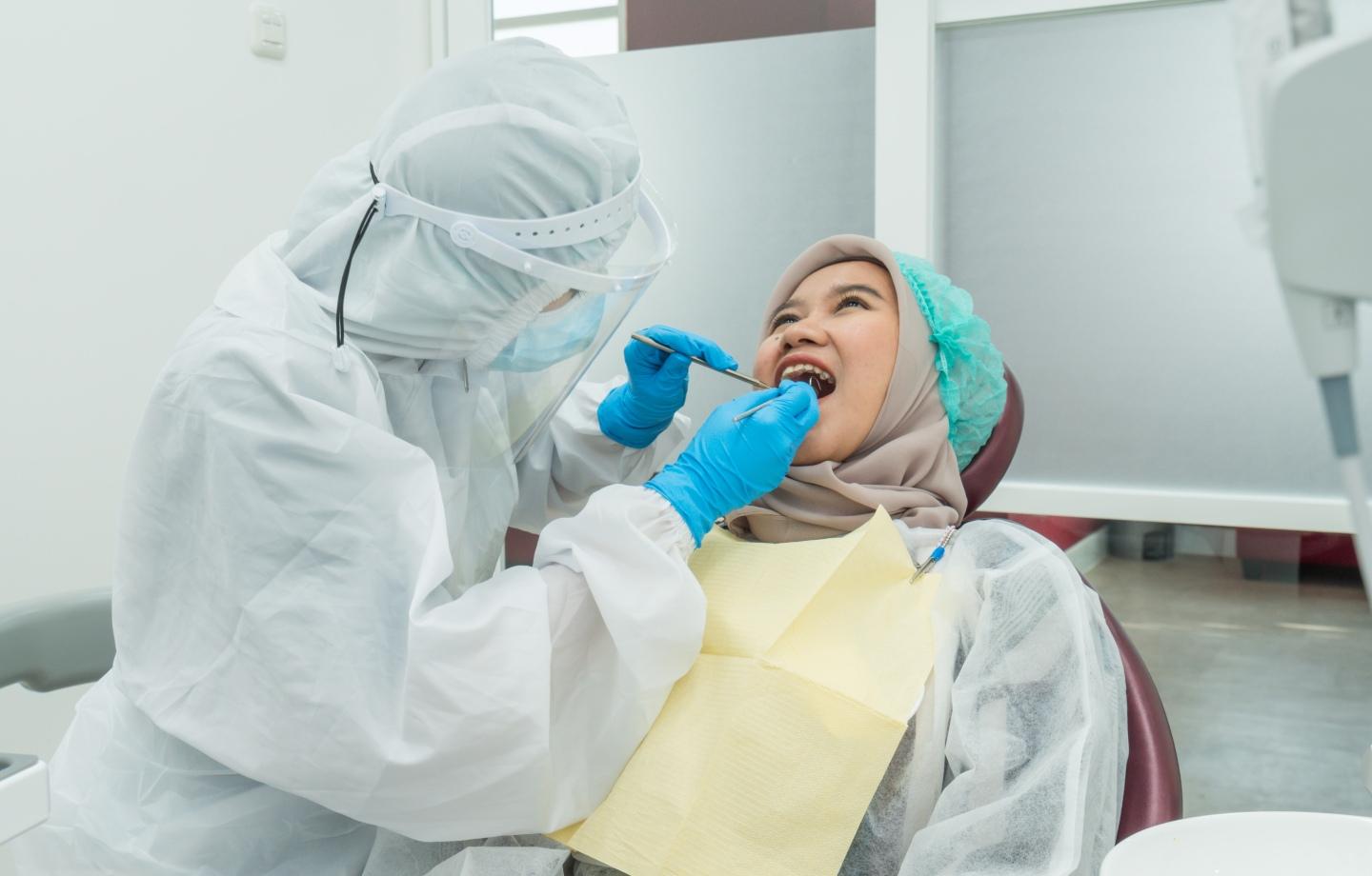 Perlukah Rutin Kontrol ke Dokter Gigi Saat Perawatan Aligner?